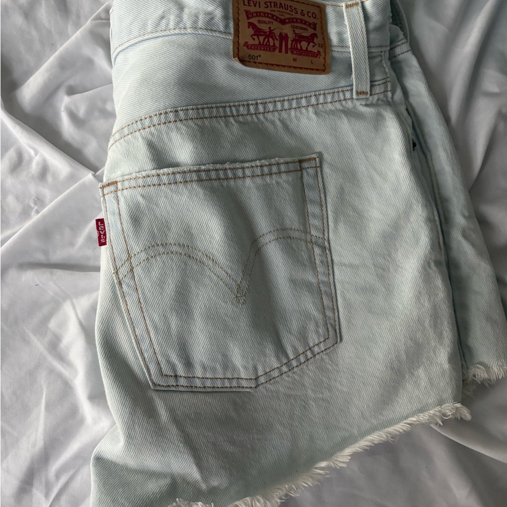 Levi's Classic Light Blue Denim Jeans - Picture 3 of 3